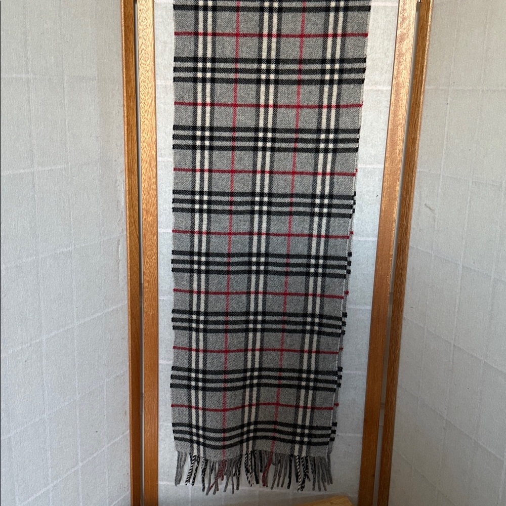 Burberrys of London Plaid Wool Scarf in Gray and Red 100% Lambswool - Picture 2 of 5